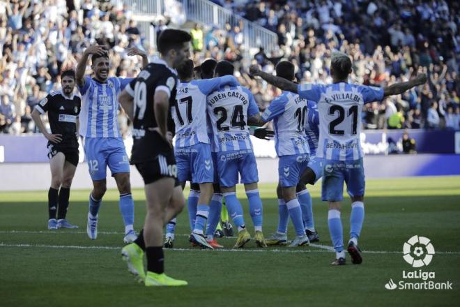 Celebración del primer gol de Lago Junior en el Málaga. El abrazo de Rubén Castro (Foto: LaLiga).