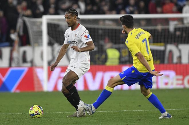 Löic Badé, ante el Cádiz (Foto: Kiko Hurtado)