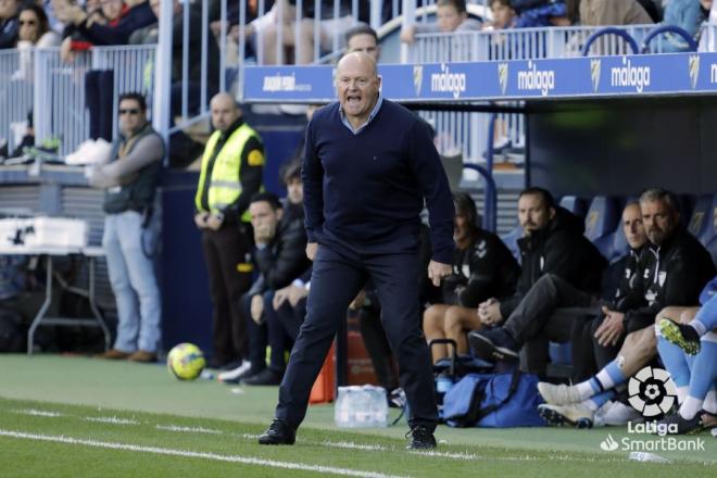 Pepe Mel da instrucciones en el Málaga-Burgos (Foto: LaLiga).