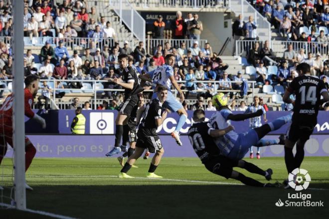 Momento en que Grego agarra a N'Diaye en el posible penalti del Málaga-Burgos (Foto: LaLiga).