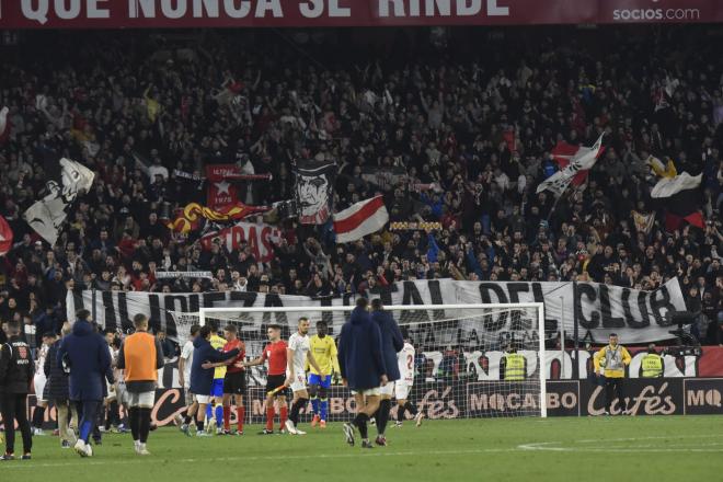 Los jugadores del Sevilla celebran el triunfo con la afición (Foto: Kiko Hurtado).