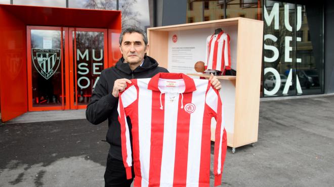 Ernesto Valverde, con una camiseta retro ante el Museo de San Mamés (Foto: Athletic Club).