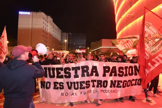 Imágenes de una protesta previa contra Pepe Castro antes de un Sevilla-Cádiz (Foto: Kiko Hurtado).