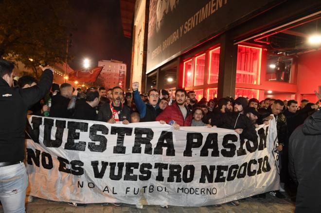Imágenes de la protesta previa contra Pepe Castro antes del Sevilla-Cádiz (Foto: Kiko Hurtado).