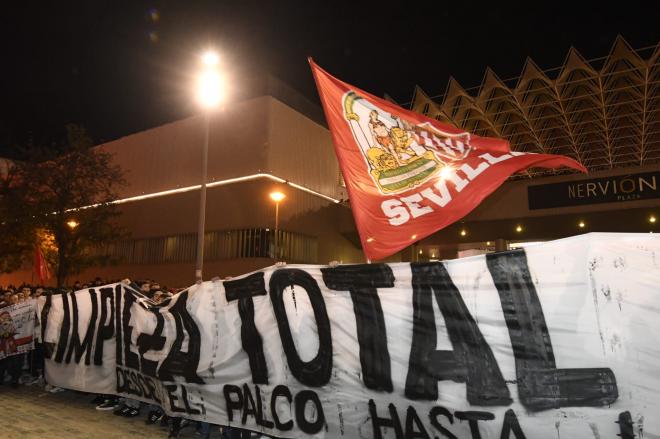 Imágenes de la protesta de Biris contra Pepe Castro antes del Sevilla-Cádiz (Foto: Kiko Hurtado).
