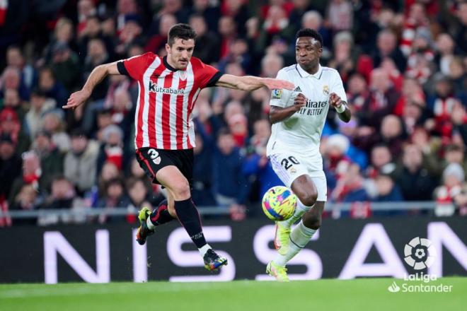 Dani Vivian defiende a Vinicius ante el Real Madrid en San Mamés (Foto: LaLiga).