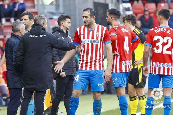 Izquierdoz, Insua y Diego Sánchez reciben instrucciones durante el Sporting-Zaragoza (Foto: LaLiga