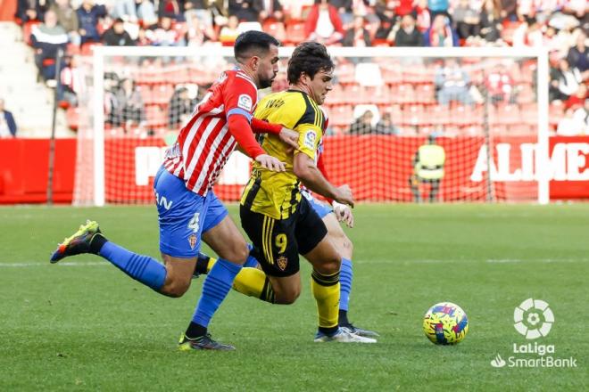 Iván Azón regatea a Insua durante el Sporting-Zaragoza (Foto: LaLiga).