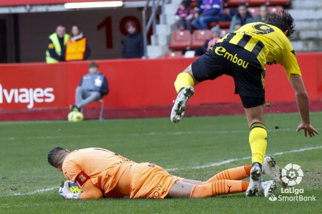 Cuéllar atrapa ante Azón durante el Sporting-Zaragoza (Foto: LaLiga).