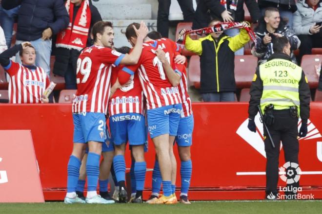 Celebración del gol de Queipo durante el Sporting-Zaragoza (Foto: LaLiga).