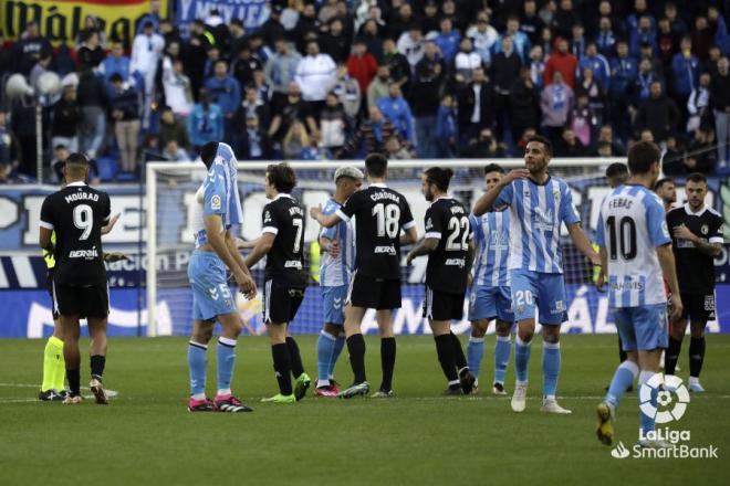 Gestos de los jugadores del Málaga tras empatar ante el Burgos (Foto: LaLiga).