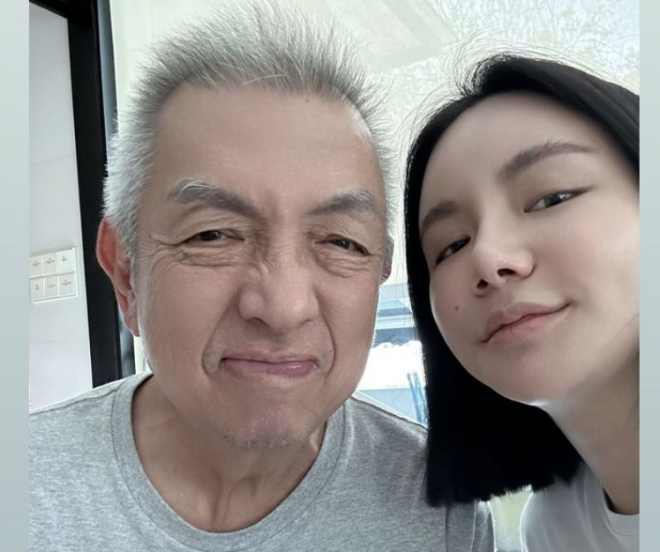 Peter Lim junto a su hija