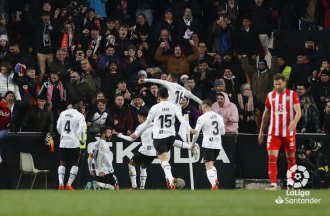 Los jugadores del Valencia celebran el gol de Gayà al Almería (Foto: LaLiga).
