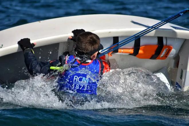 Un participante en el Campeonato Provincial de Optimist (Foto: RCM).