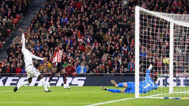 Iñaki Williams remata ante la meta del Real Madrid en un partido jugado en San Mamés; Courtois no estará este sábado en Bilbao (Foto: Athletic Club).