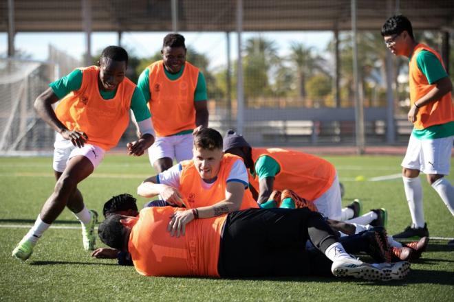El fútbol como salida para las personas refugiadas: jornada organizada por la Liga y el CEAR