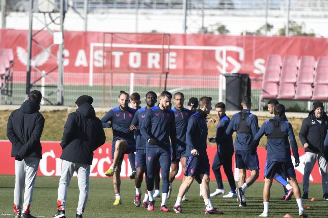 Imagen del entrenamiento del Sevilla este martes (Foto: Kiko Hurtado).