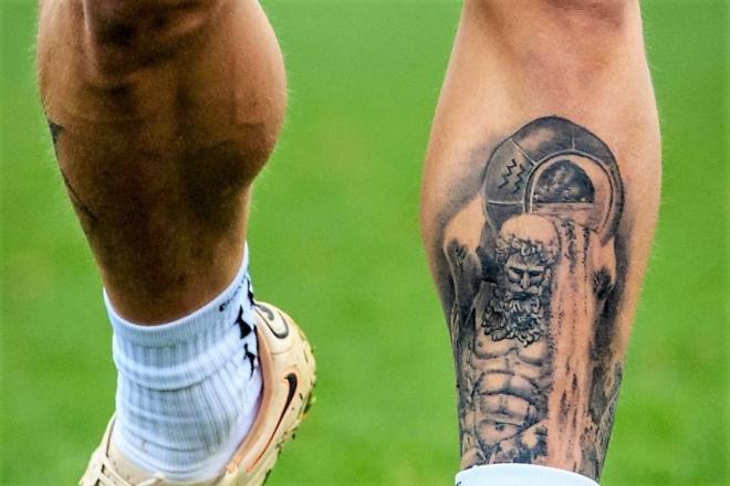 El tatuaje destajista en las piernas del central baracaldés del Athletic Club Yeray Álvarez.