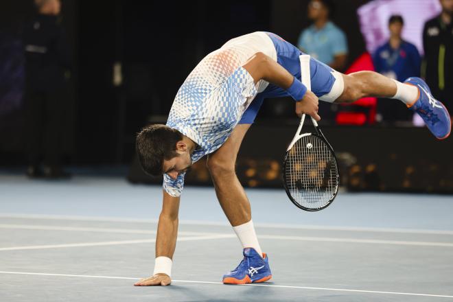 Djokovic acaricia el suelo de la pista del Open de Australia. (Foto: Cordon Press)