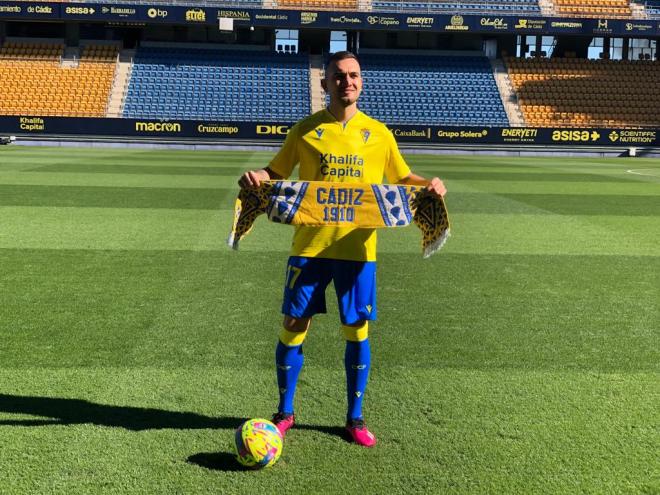 Escalante, presentado como jugador del Cádiz.