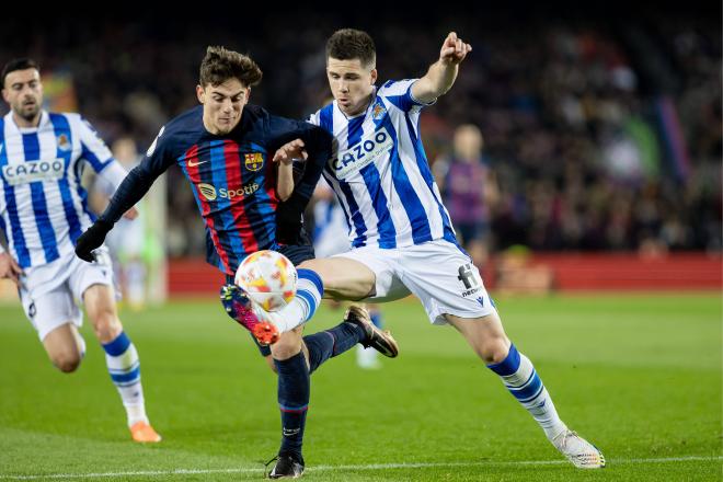 Igor Zubeldia pugna por el balón ante el Barcelona en el Camp Nou (Foto: Cordon Press).