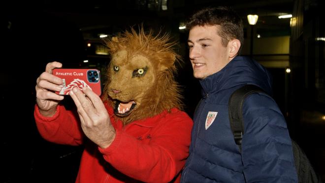 Selfie del León Belga con el portero Julen Agirrezabala (Foto: Athletic Club).