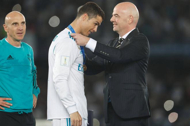 Cristiano Ronaldo, recibiendo la medalla del Mundial de Clubes (Foto: EFE).