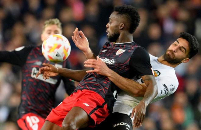 Iñaki Williams disputa un balón con Cömert en el Valencia-Athletic de Copa (Foto: Athletic Club).