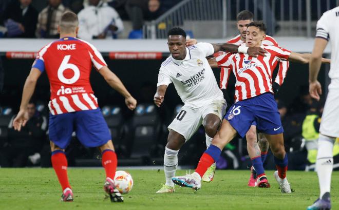 Vinícius disputa un balón en el Real Madrid-Atlético de Copa del Rey (FOTO: Cordón Press).