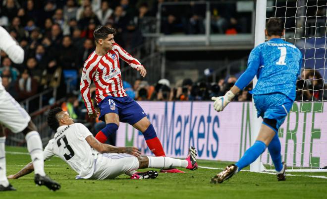 Morata remata para anotar al Real Madrid (Foto: Cordon Press).