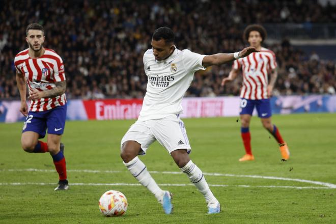 Rodrygo controla el balón en el Real Madrid-Atlético bajo las órdenes de Carlo Ancelotti (FOTO: Cordón Press).