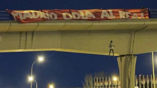 Salvajada ultra: aparece un muñeco con la camiseta de Vinicius colgado de un puente junto a Valdebebas.