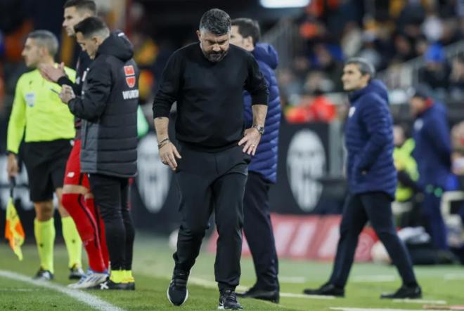 Gattuso, con la cabeza baja en el Valencia CF-Athletic Club.