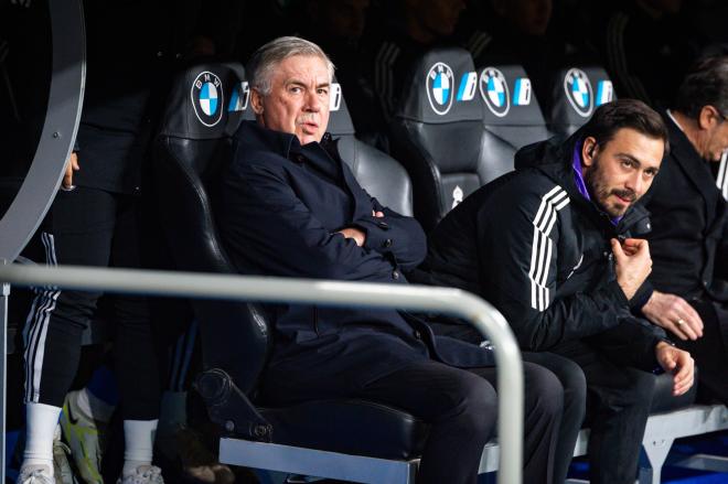 Ancelotti y su hijo y ayudante Davide Ancelotti durante un partido del Real Madrid (Foto: Cordon Pr