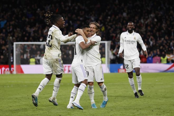 Rodrygo celebra con Camavinga y Modric su gol en el Real Madrid-Atlético de Copa (Foto: Cordon Press)