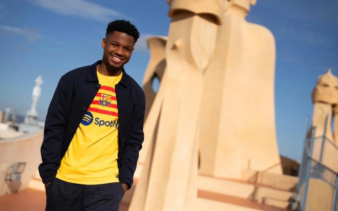 Ansu Fati posa con la camiseta de la senyera del Barcelona (Foto: FCB).