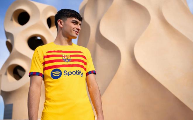 Pedri posa con la camiseta de la senyera del Barcelona (Foto: FCB).