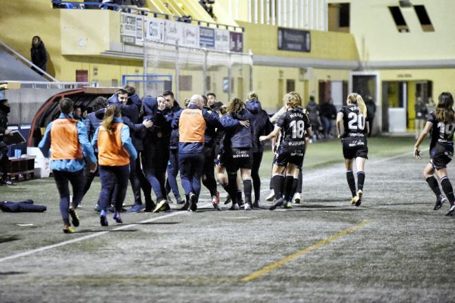 Las jugadoras de la Real celebran su gol a la UDG Tenerife (Foto: Giovanni Batista).