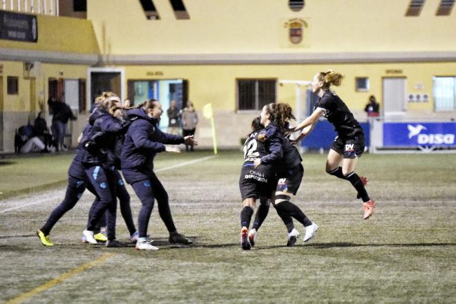 Las jugadoras de la Real celebran su gol a la UDG Tenerife (Foto: Giovanni Batista).