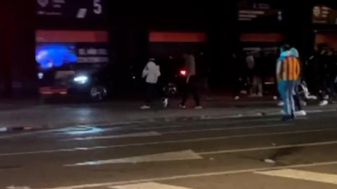 Tensión a la salida de Mestalla: Musah huye con su coche por la acera.