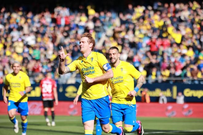 Álex Fernández celebra su gol al Mallorca (Foto: Cristo García).