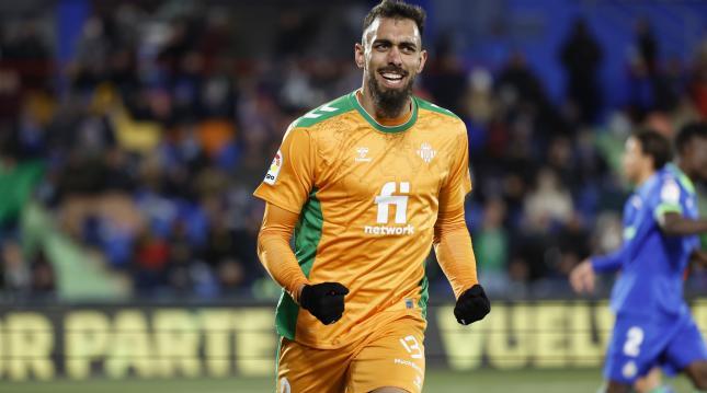 Borja Iglesias celebra su gol de penalti al Getafe.