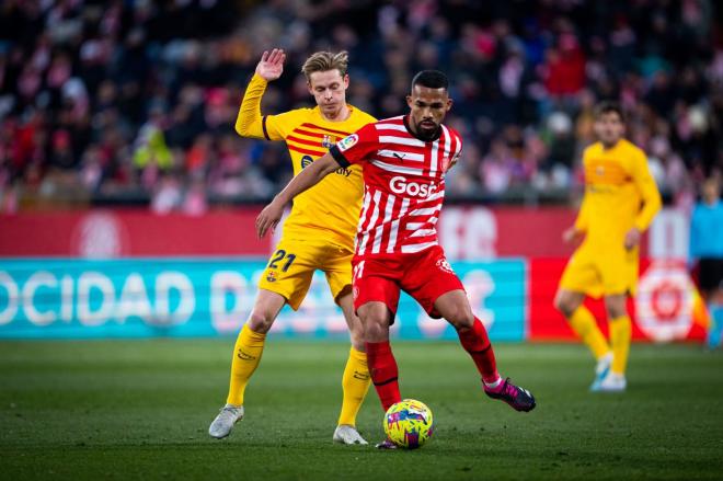 Frenkie de Jong pelea con Yangel Herrera en el Girona-Barça (Foto: FCB).