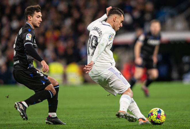Ceballos, renovación pendiente de Florentino Pérez, golpea el balón en un partido del Real Madrid (Foto: Cordon Press).