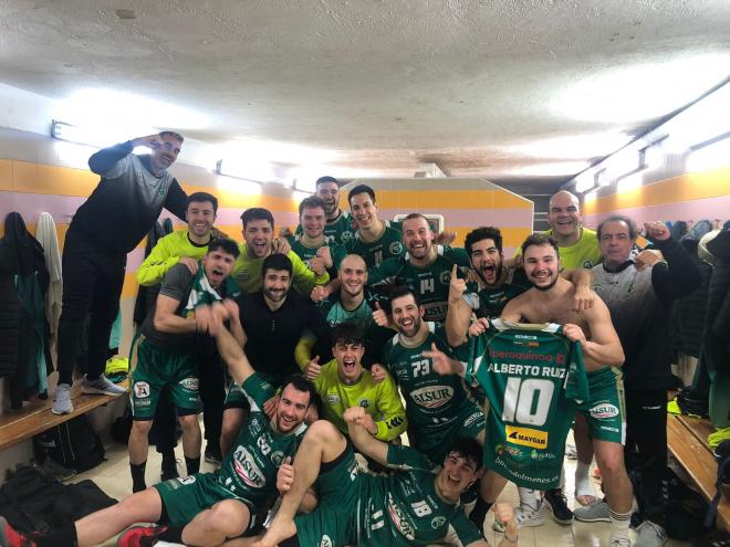 Los jugadores del Conservas Alsur Antequera celebran la victoria en Alicante.