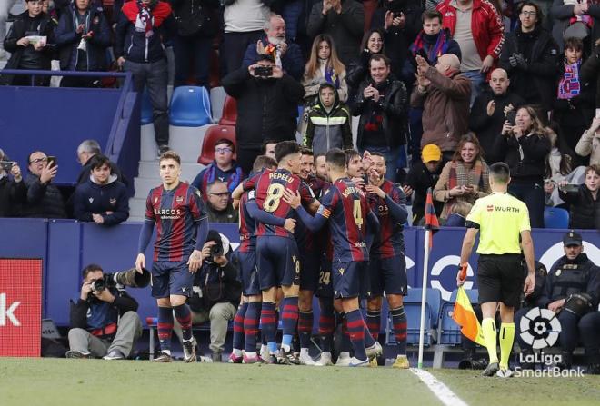 El Levante celebra un gol en el Ciutat de València junto a su afición. (Foto: LaLiga).