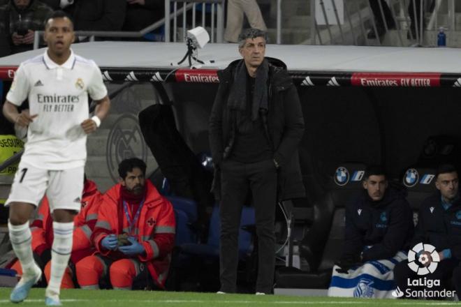 Imanol Alguacil, atento a sus jugadores en el Real Madrid-Real Sociedad (Foto: LaLiga).