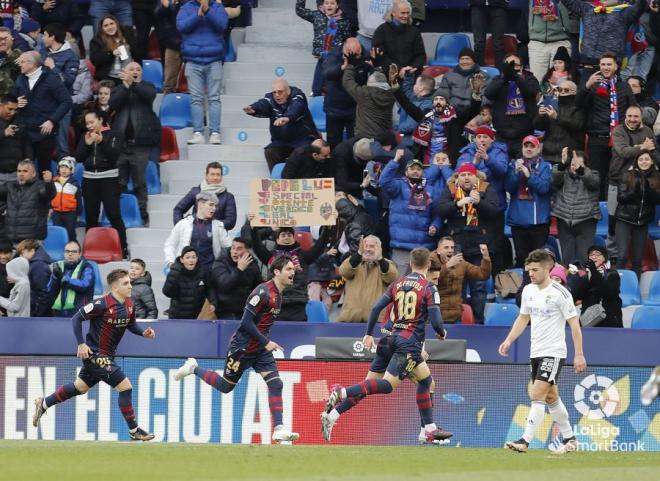 Campaña celebra su gol en el Levante-Burgos (Foto: LaLiga).