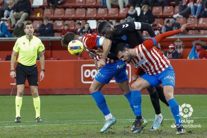 N'Diaye, entre dos rivales, en el Sporting-Málaga (Foto: LaLiga).