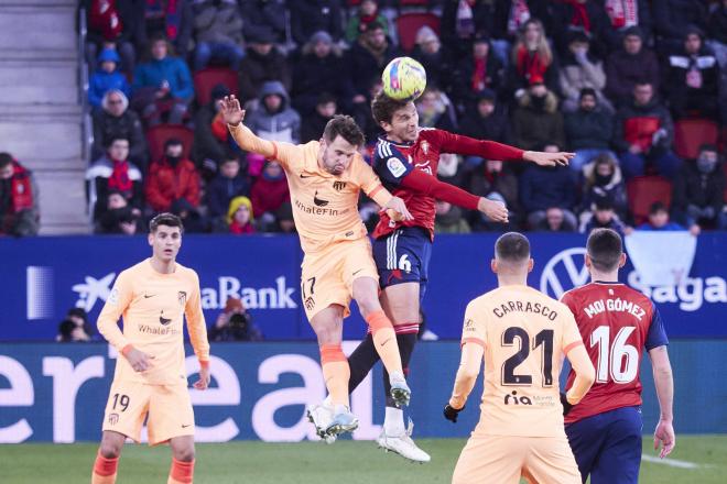 Saúl salta en el Osasuna-Atlético de Madrid (Foto: Cordon Press).